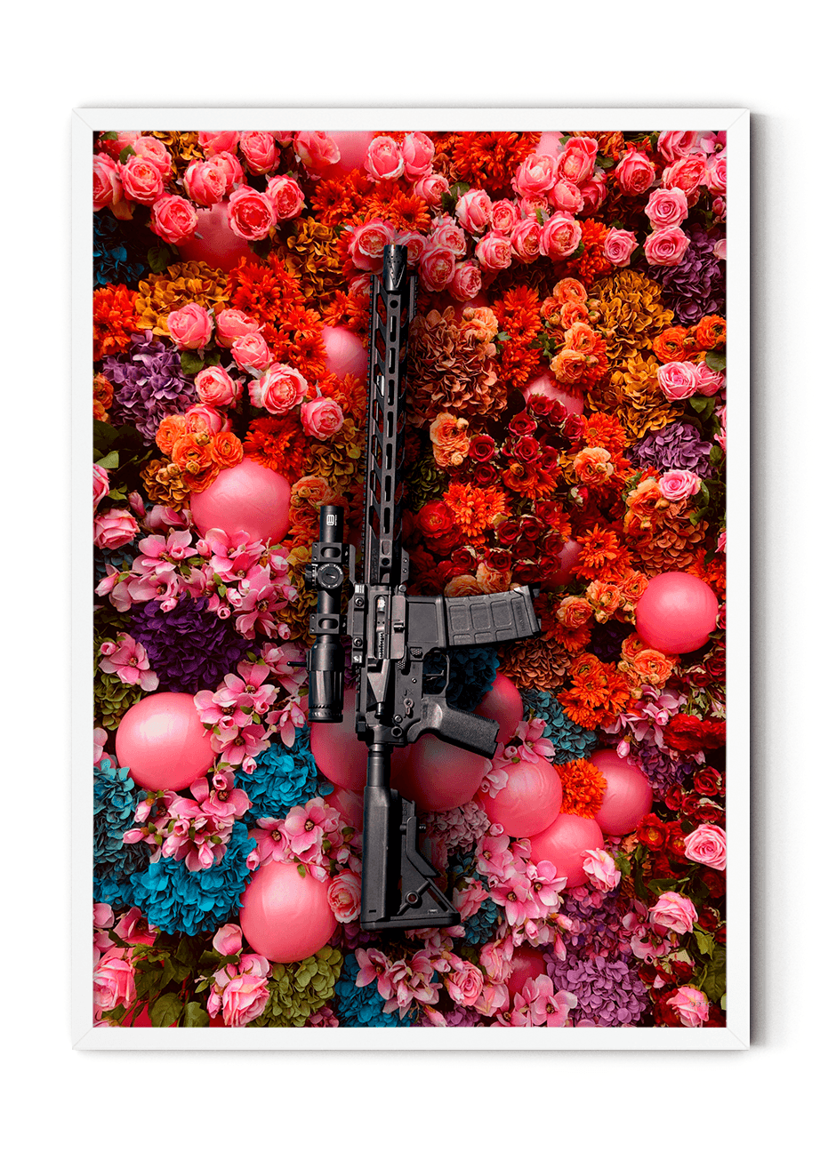 Plakat med gevær på blomster